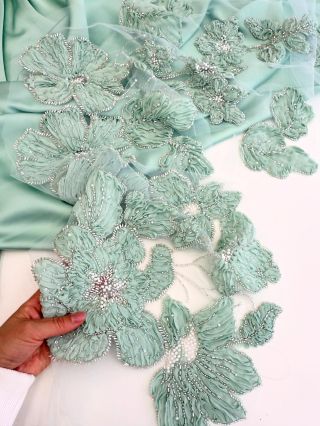 ✨ Krásná kombinace saténu Tiffani v mentolové barvě 💚 a luxusní 3D krajky s korálky a perlami 💎 Elegantní spojení, které...