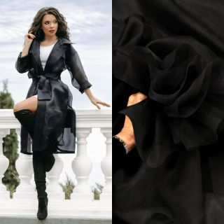 Novinka v naší nabídce! ✨ Představujeme vám matnou černou organzu 🖤 💃 Proč právě tato látka? Tato lehká, vzdušná organza...