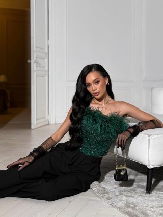 Smaragdový korzet Emerald Glamour s výšivkou a peříčkovým lemováním je ztělesněním elegance a extravagance. Exkluzivní...